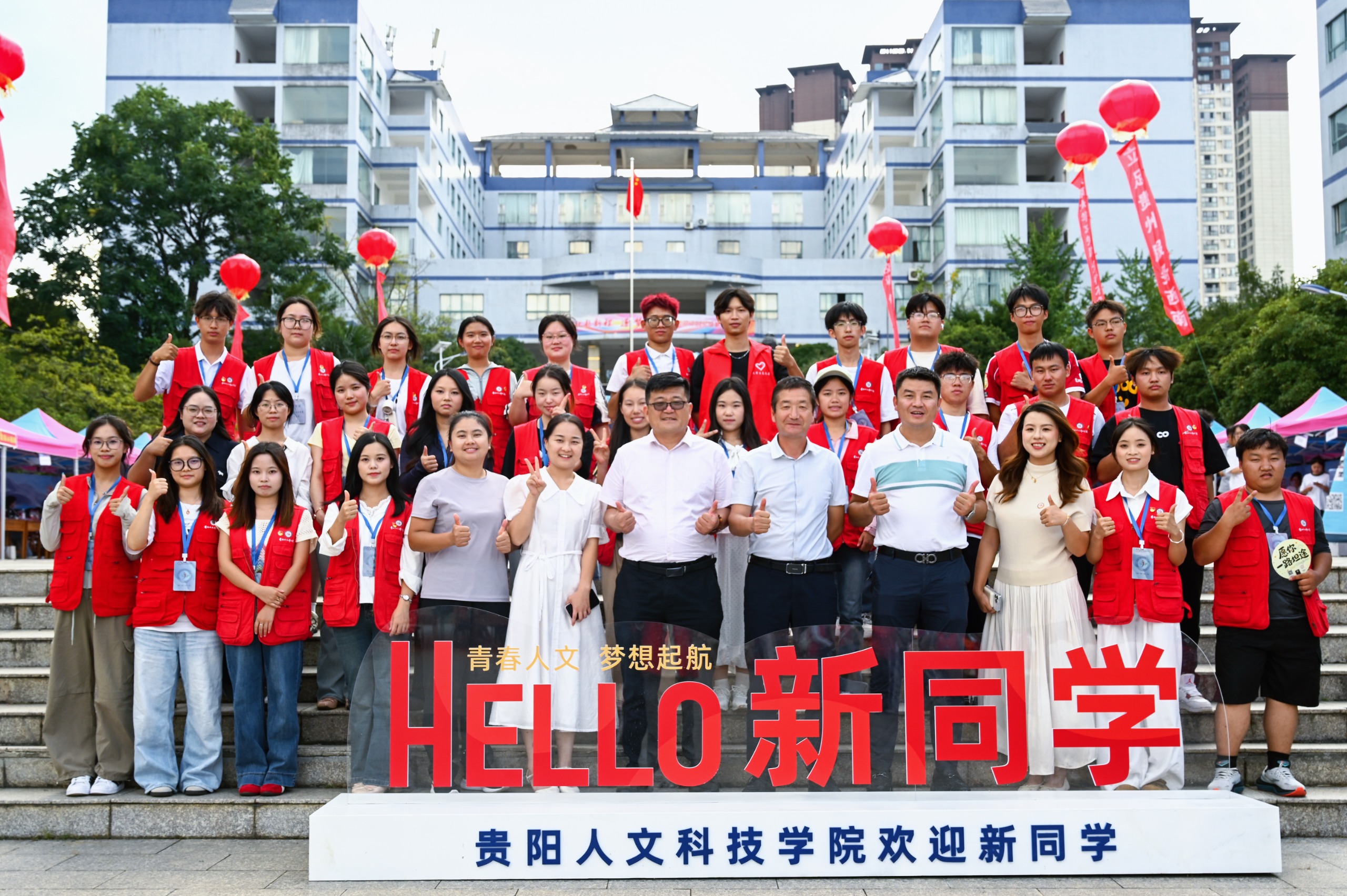 党建带团建｜党员团员齐发力，暖心护航新学子