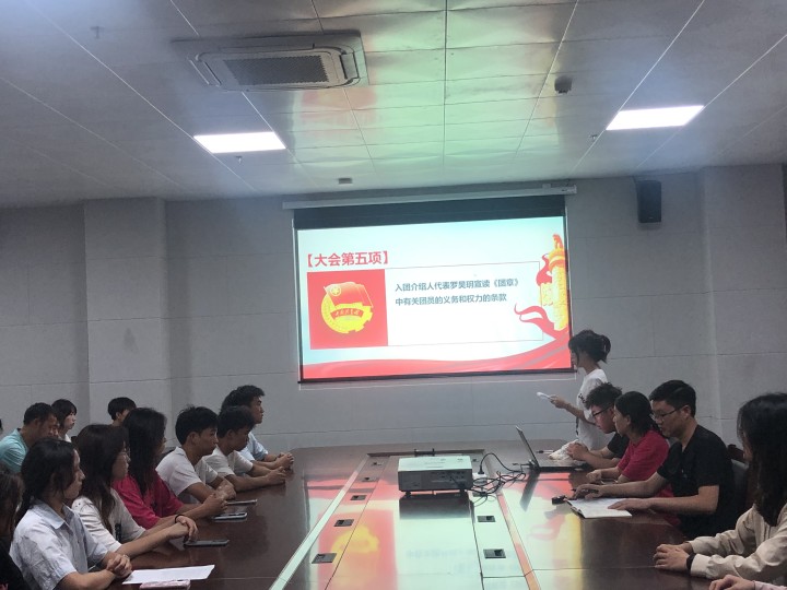 入团介绍人代表罗昊玥详细解读了《团章》中关于团员义务与权利的内容.jpg